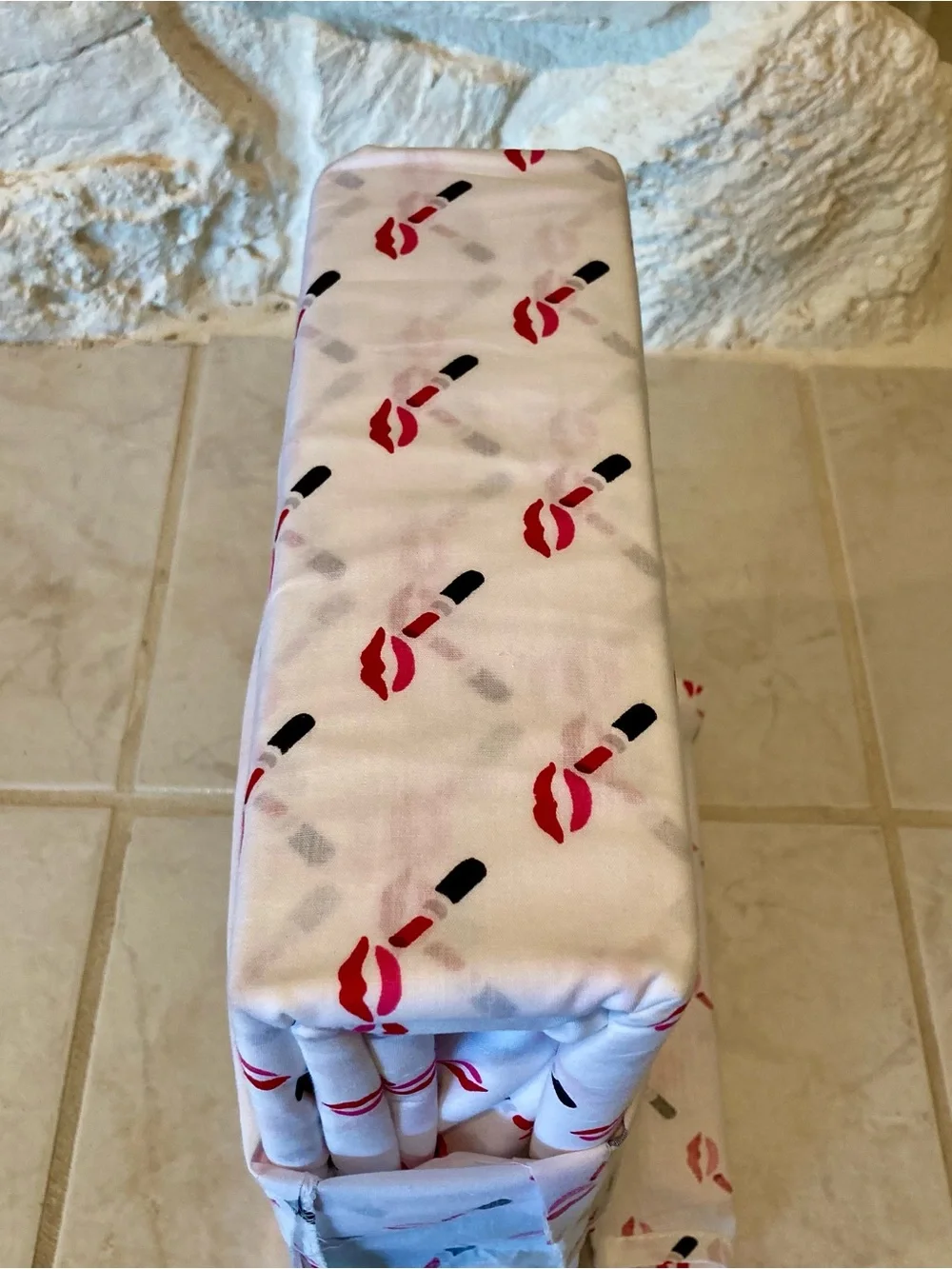 NWT kate spade New York White Sheet Set with Red Lips and Black Lipstick Print